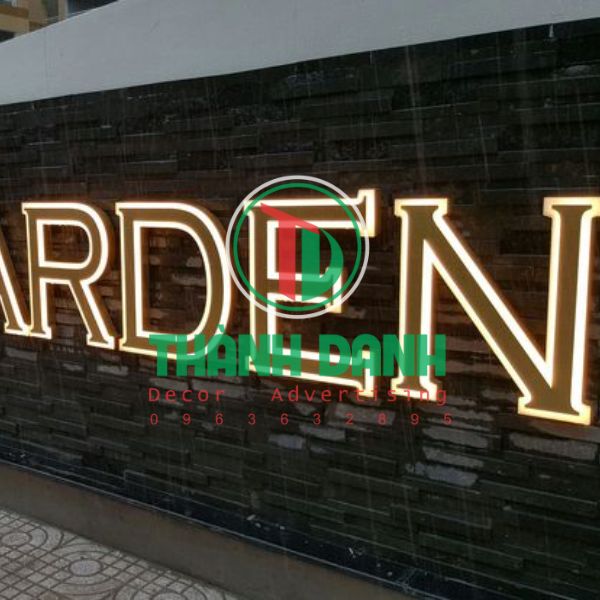 Uốn chữ nhôm có gờ bằng máy uốn chữ chuyên dụng