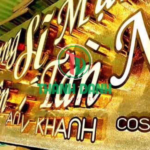 Uốn chữ nhôm có gờ bằng phương pháp thủ công