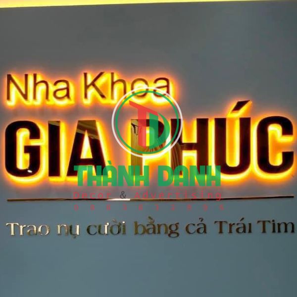 Gia công chữ nhôm có đèn LED hắt sáng chân