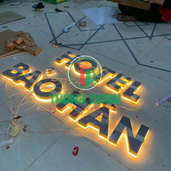 Gia công chữ nhôm sáng chân