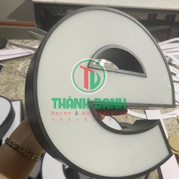 Gia công chữ nổi mica