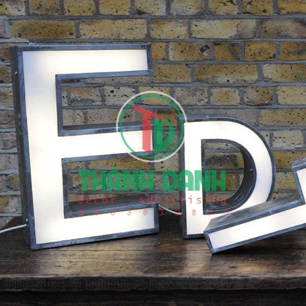 Quy trình gia công chữ nhôm có gờ giá rẻ tại Thành Danh Decor