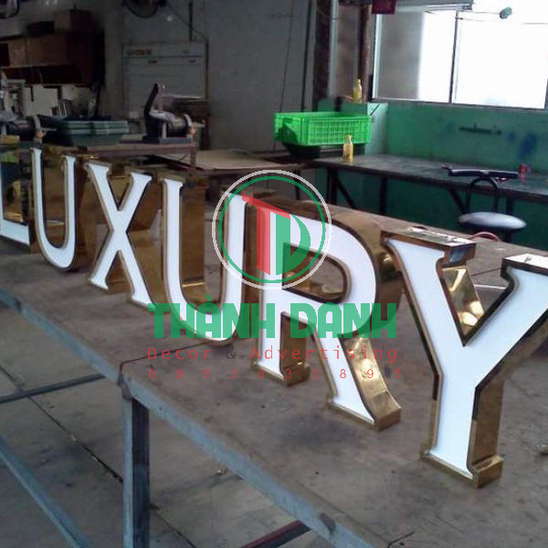 Ưu điểm vượt trội của gia công chữ nổi hông nhôm