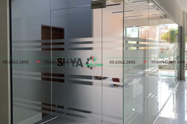 Cắt chữ decal theo yêu cầu giúp tăng nhận diện thương hiệu 