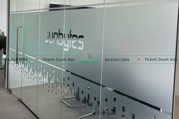 Cắt chữ decal có độ bám dính tốt tránh bong tróc