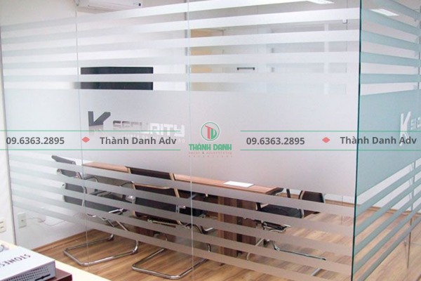 Kiểm tra độ hoàn thiện và bám dính của chữ decal