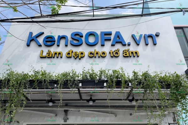 Làm bảng hiệu Alu in decal hoặc dán chữ mica phẳng