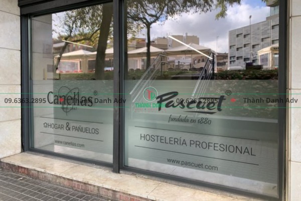 Linh hoạt màu sắc, mẫu mã đa dạng khi cắt chữ decal