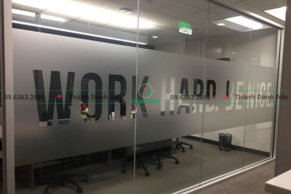 Quy trình cắt chữ decal chuyên nghiệp tại Thành Danh Adv