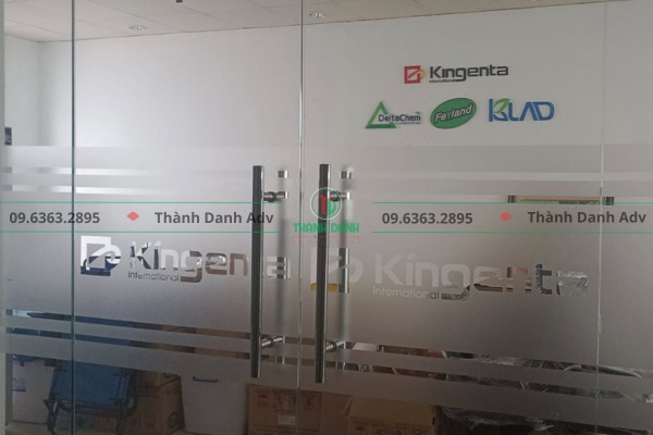 Cắt chữ decal văn phòng bằng máy cắt vi tính hiện đại