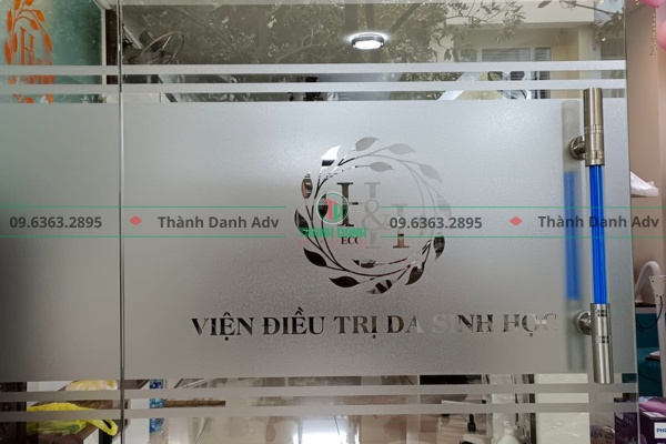 Cắt chữ decal văn phòng dễ thi công, thay đổi, bảo trì