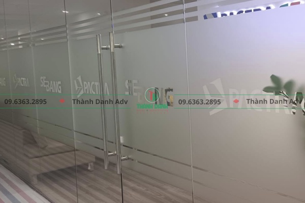 Thiết kế mẫu theo yêu cầu cắt chữ decal văn phòng