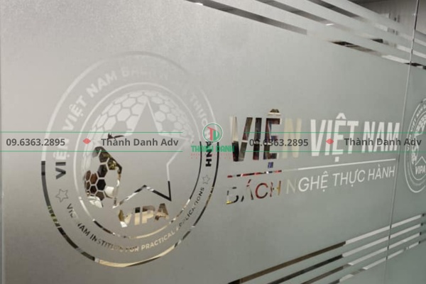 Ưu điểm vượt trội của cắt chữ decal văn phòng