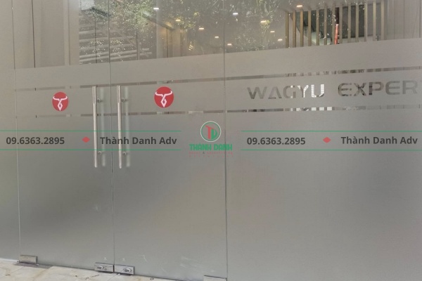 Vệ sinh bề mặt, thi công cắt chữ decal văn phòng